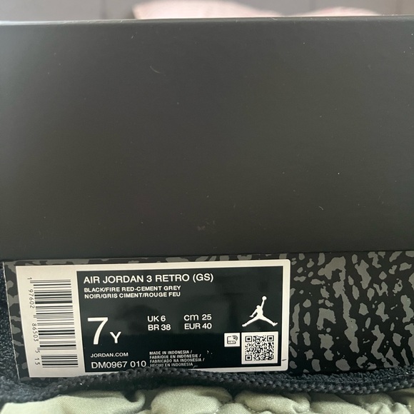 Air Jordan 3 Retro, size 7Y, never worn - Picture 3 of 6